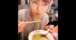 井上咲楽がラーメンを食べる画像